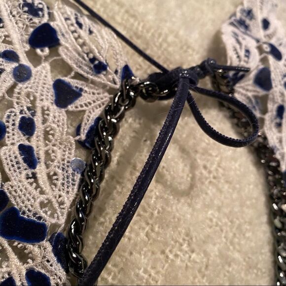 Unique fabric and metal collared choker cottage - Picture 8 of 8